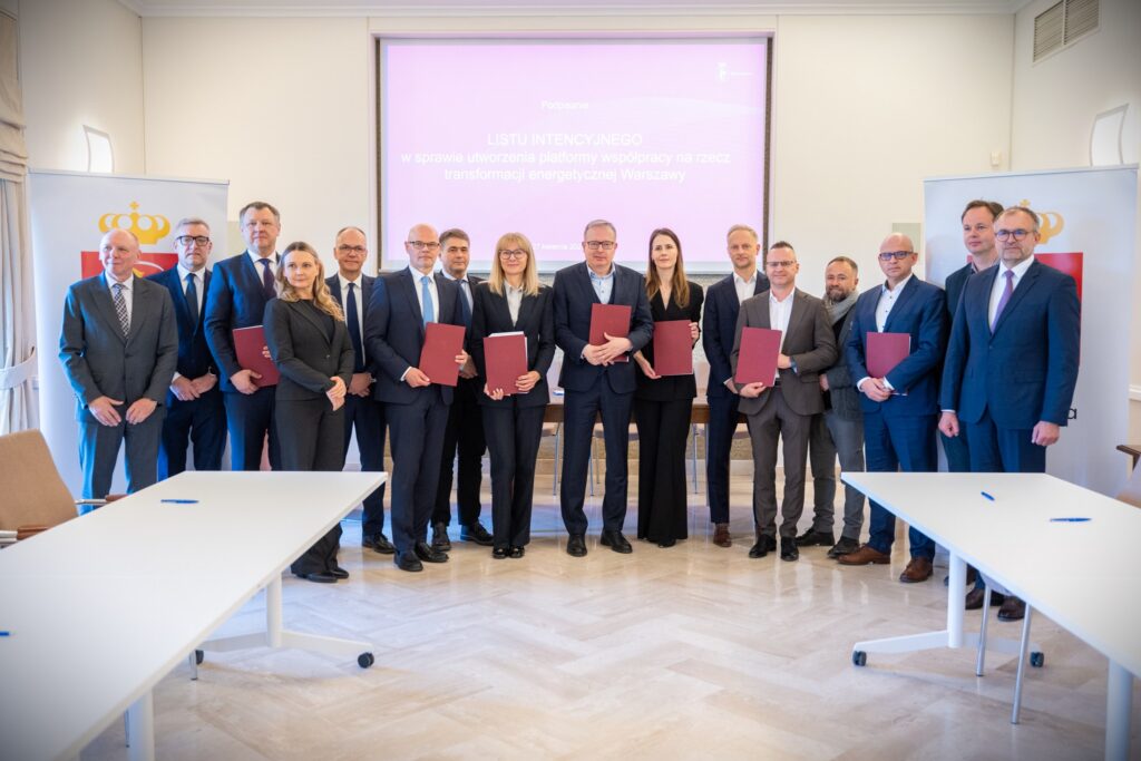 Podpisanie listu intencyjnego_01_w środku z-ca prezydenta m.st. Warszawa Tomasz Mencina_fot. R. Motyl UM Warszawa_fot. R. Motyl UM Warszawa